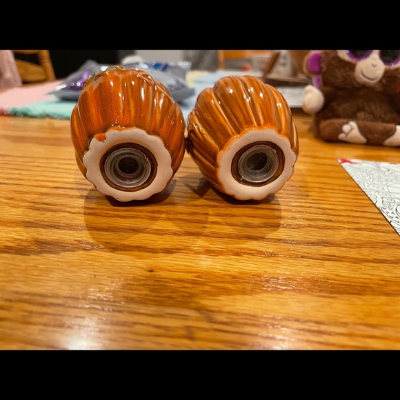 Pumpkin salt and pepper shakers - Picture 2 of 5